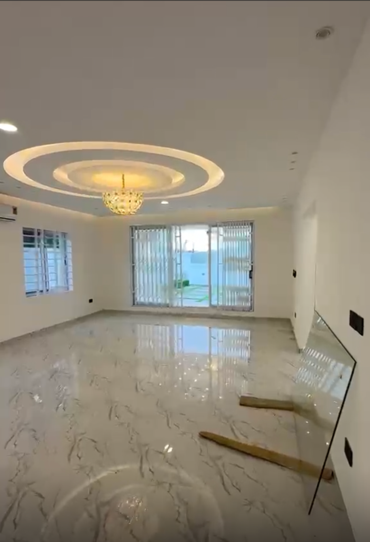 5 Bedroom House In Lakeside