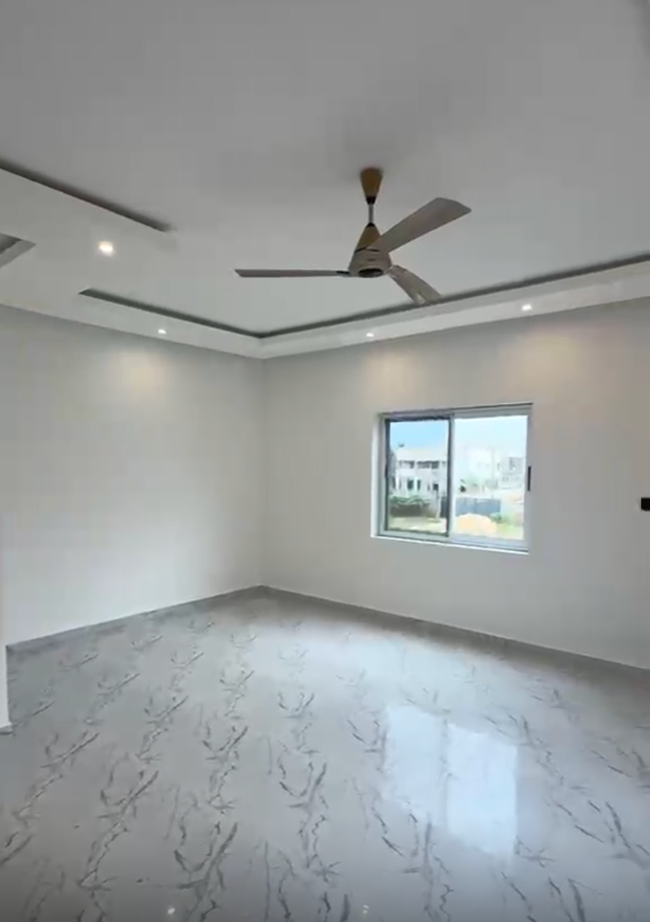 5 Bedroom House In Lakeside