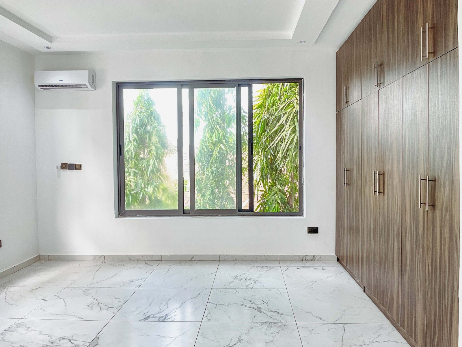 5 Bedroom Townhouse In Ridge