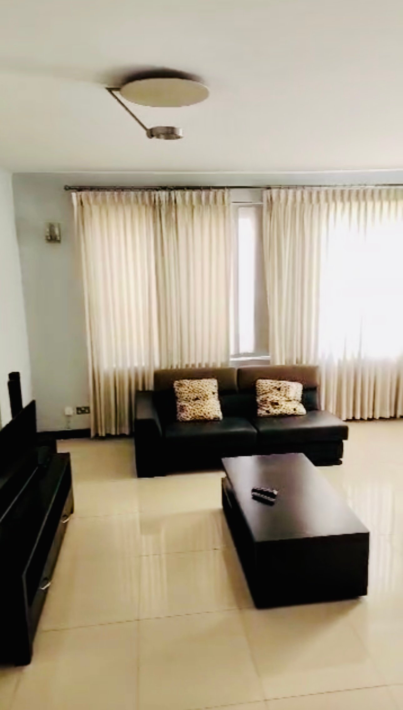 Executive 3 Bedroom Apartment In Ridge