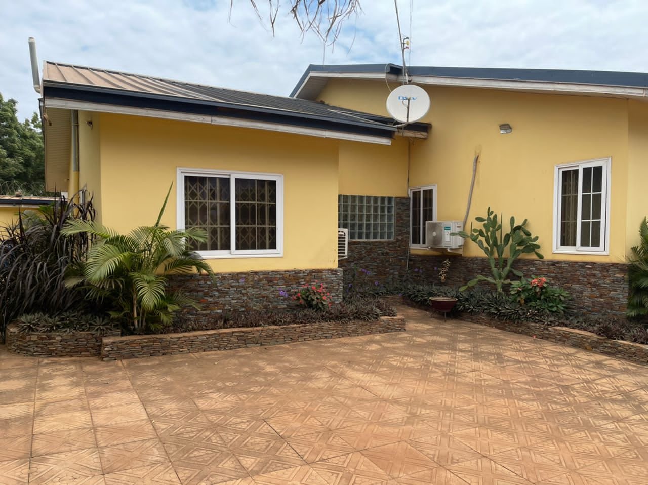Executive 5 Bedroom House in Adjiringanor