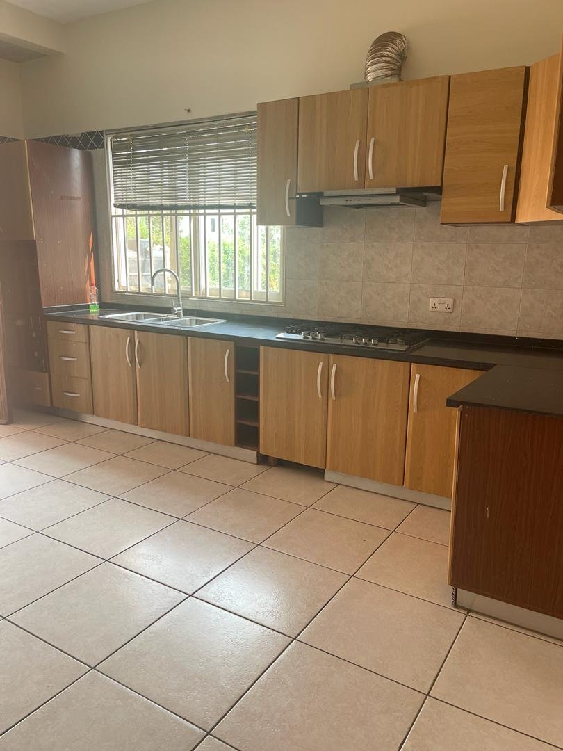 Executive 5 Bedroom House In Trasacco