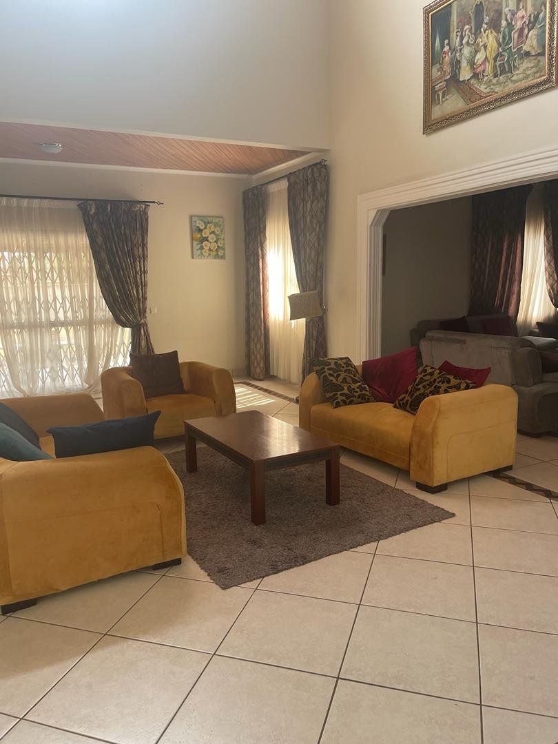 Executive 5 Bedroom House In Trasacco