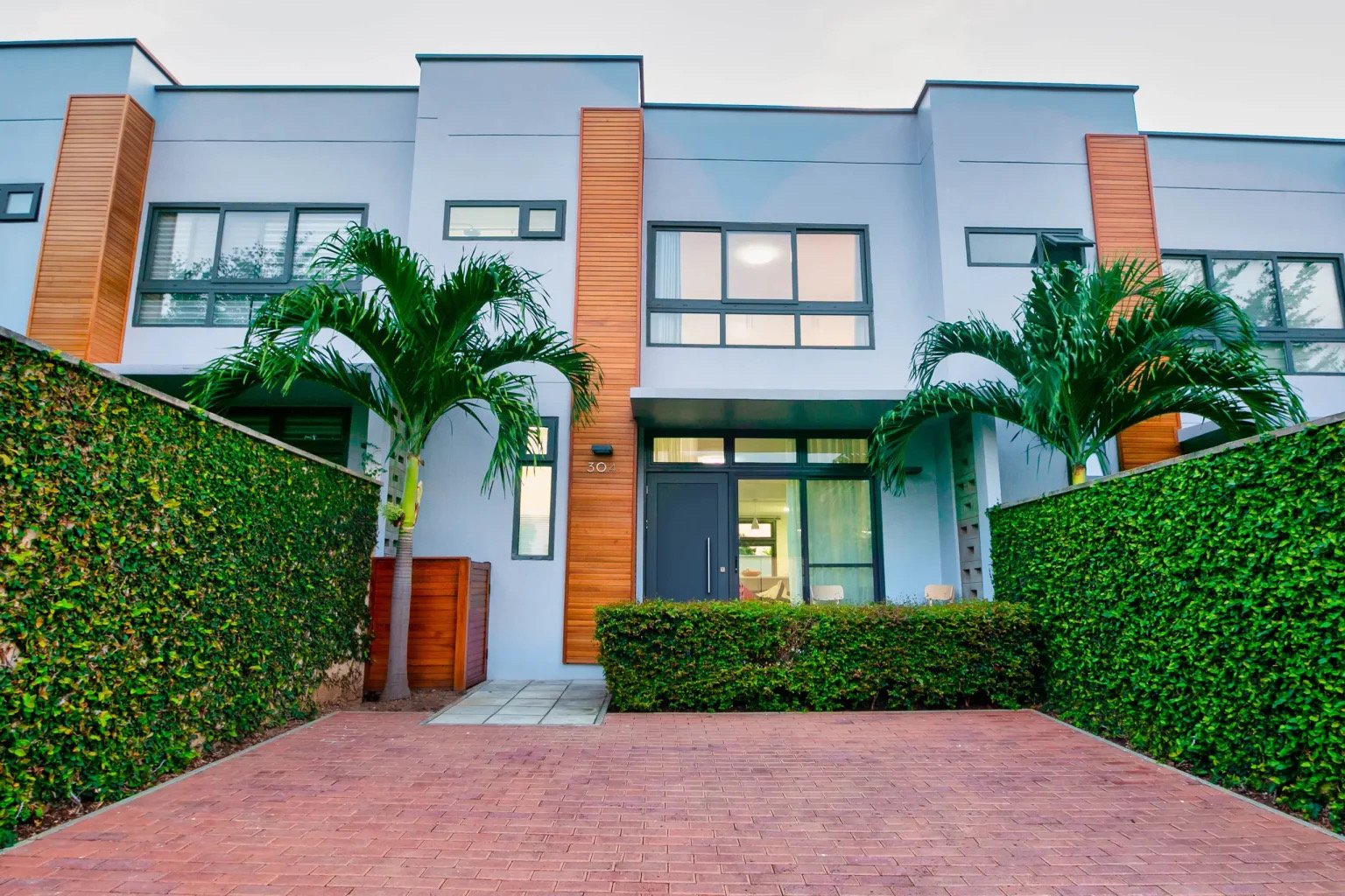 Luxury 3 Bedroom Townhome In Borteyman