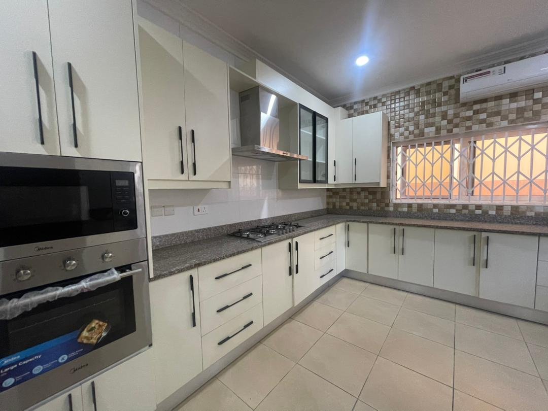 Prime 5 Bedroom Townhouse in Cantonments