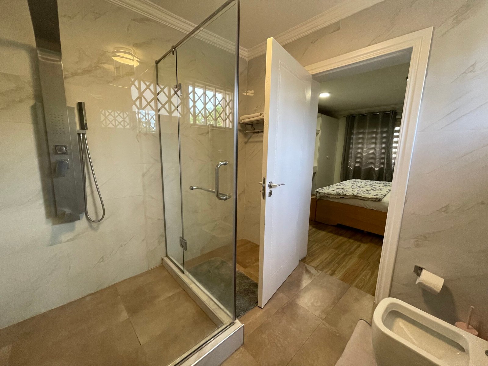 Upscale 4 Bedroom Apartment in Airport Residential