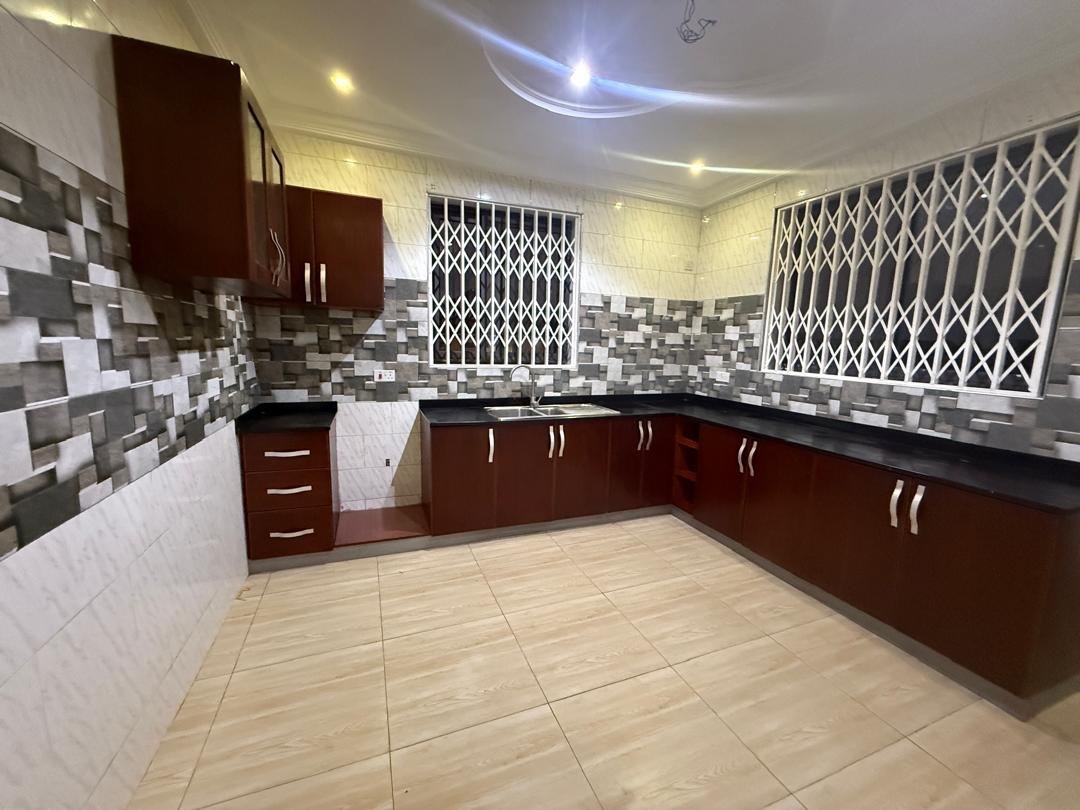 6-Bedroom House for Sale in Pantang – Ideal Investment Property