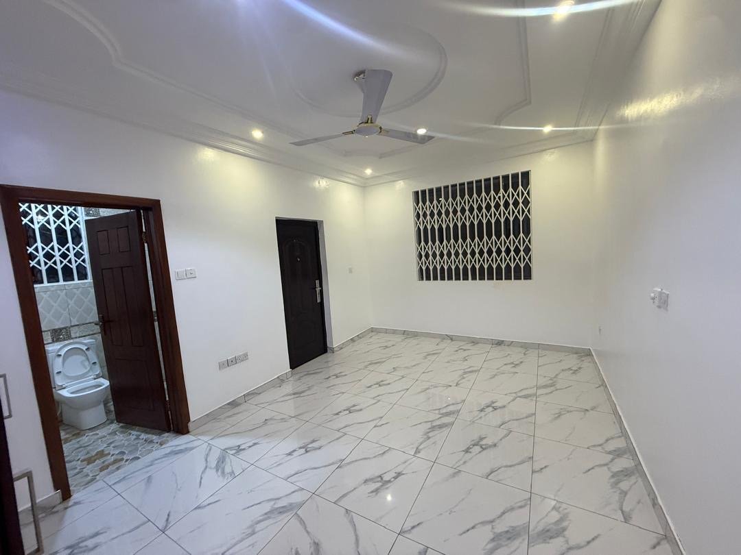 6-Bedroom House for Sale in Pantang – Ideal Investment Property