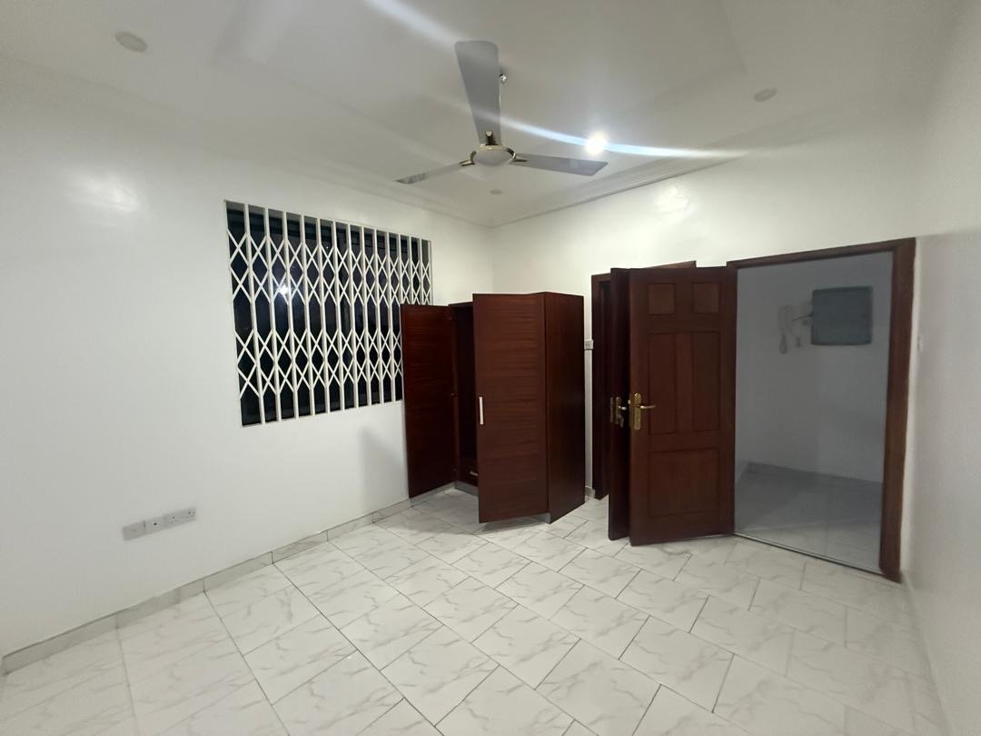 6-Bedroom House for Sale in Pantang – Ideal Investment Property