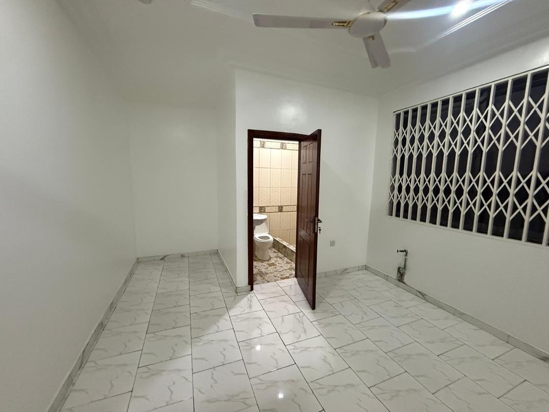 6-Bedroom House for Sale in Pantang – Ideal Investment Property