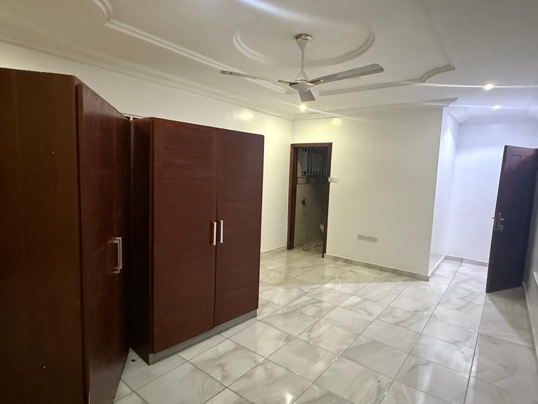 6-Bedroom House for Sale in Pantang – Ideal Investment Property