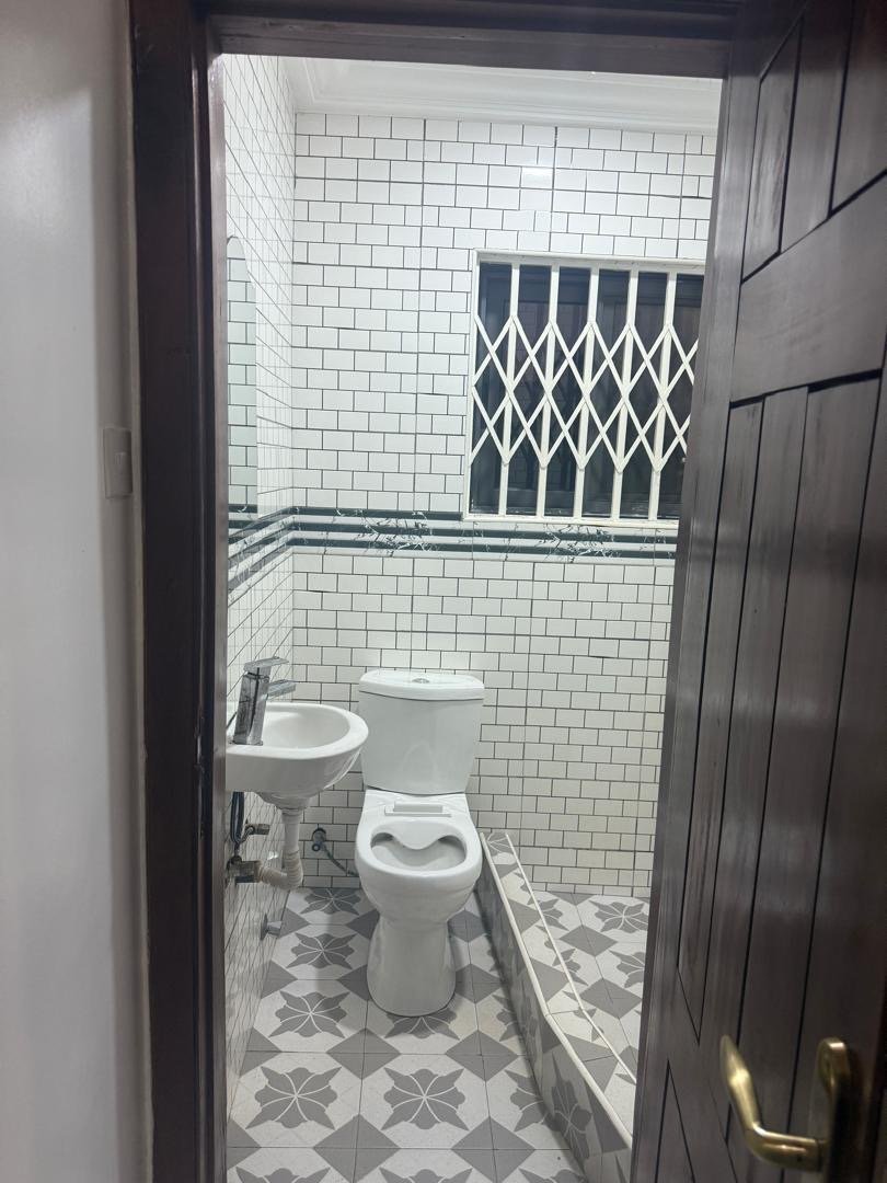 6-Bedroom House for Sale in Pantang – Ideal Investment Property