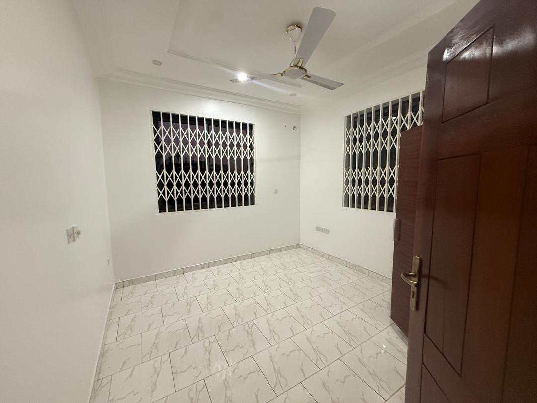 6-Bedroom House for Sale in Pantang – Ideal Investment Property