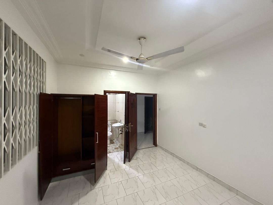 6-Bedroom House for Sale in Pantang – Ideal Investment Property