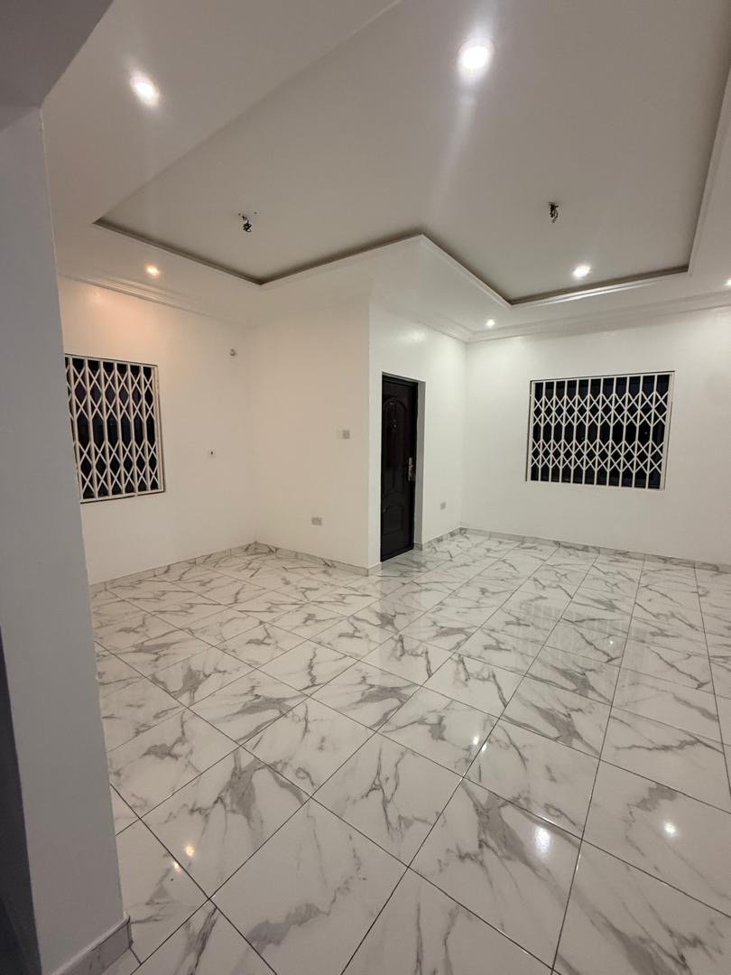 6-Bedroom House for Sale in Pantang – Ideal Investment Property