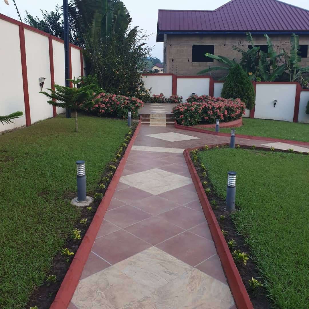 8 Bedroom home in Brekuso for Sale