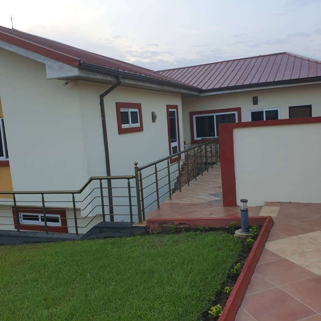 8 Bedroom home in Brekuso for Sale