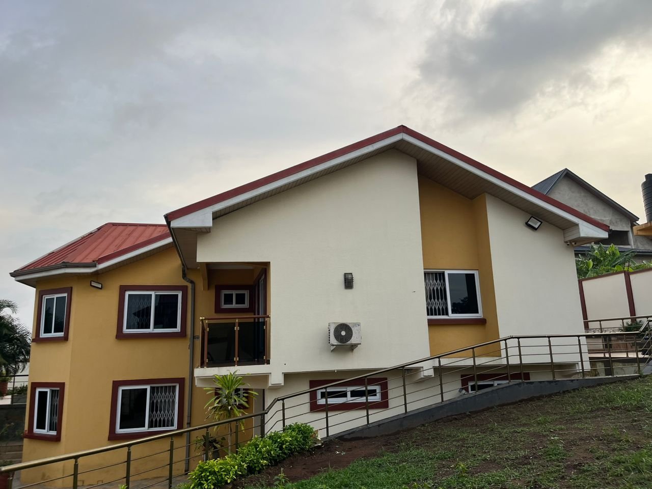 8 Bedroom home in Brekuso for Sale