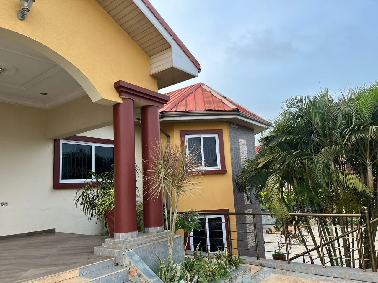 8 Bedroom home in Brekuso for Sale