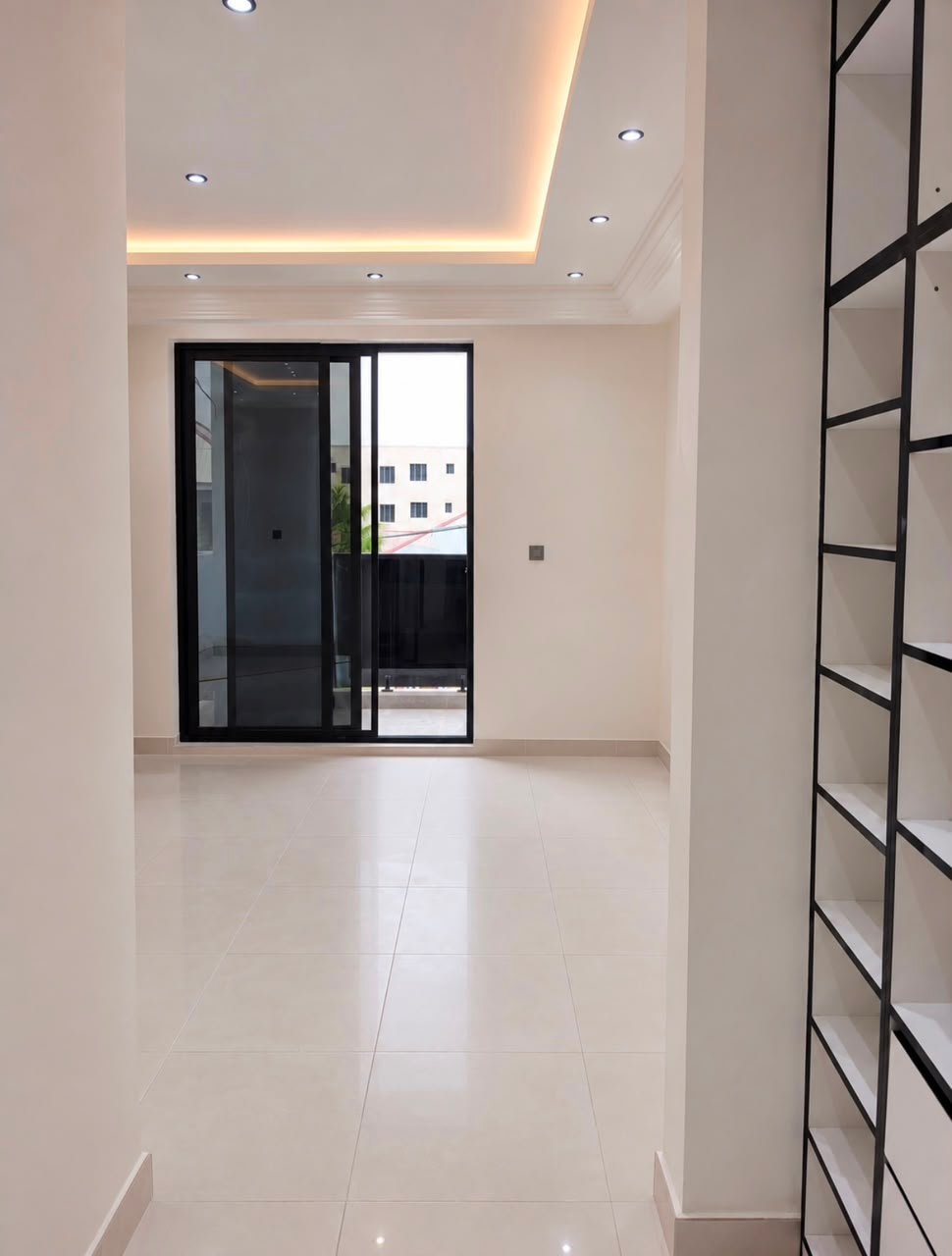 3-BEDROOM SEMI-DETACHED HOUSE FOR SALE IN LAKESIDE ESTATE.