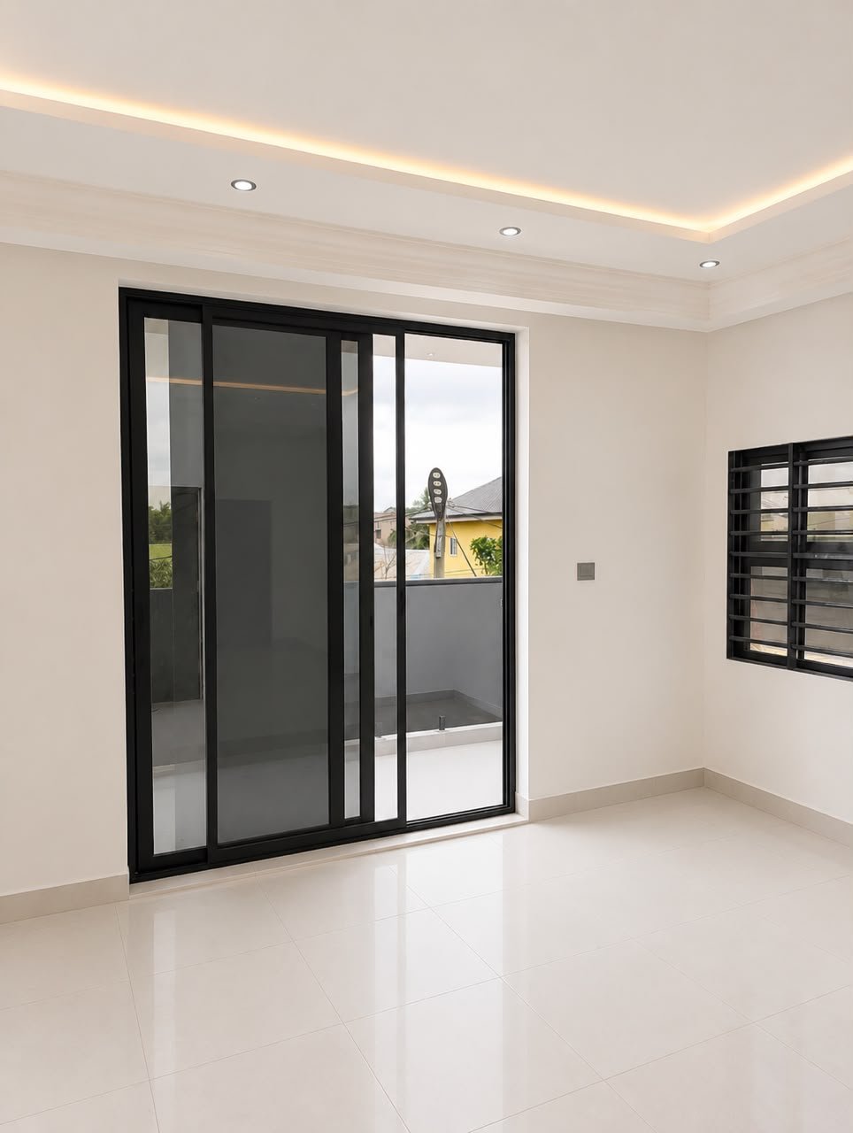 3-BEDROOM SEMI-DETACHED HOUSE FOR SALE IN LAKESIDE ESTATE.