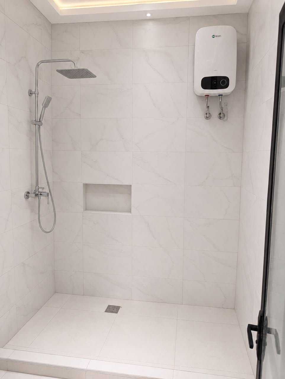 3-BEDROOM SEMI-DETACHED HOUSE FOR SALE IN LAKESIDE ESTATE.