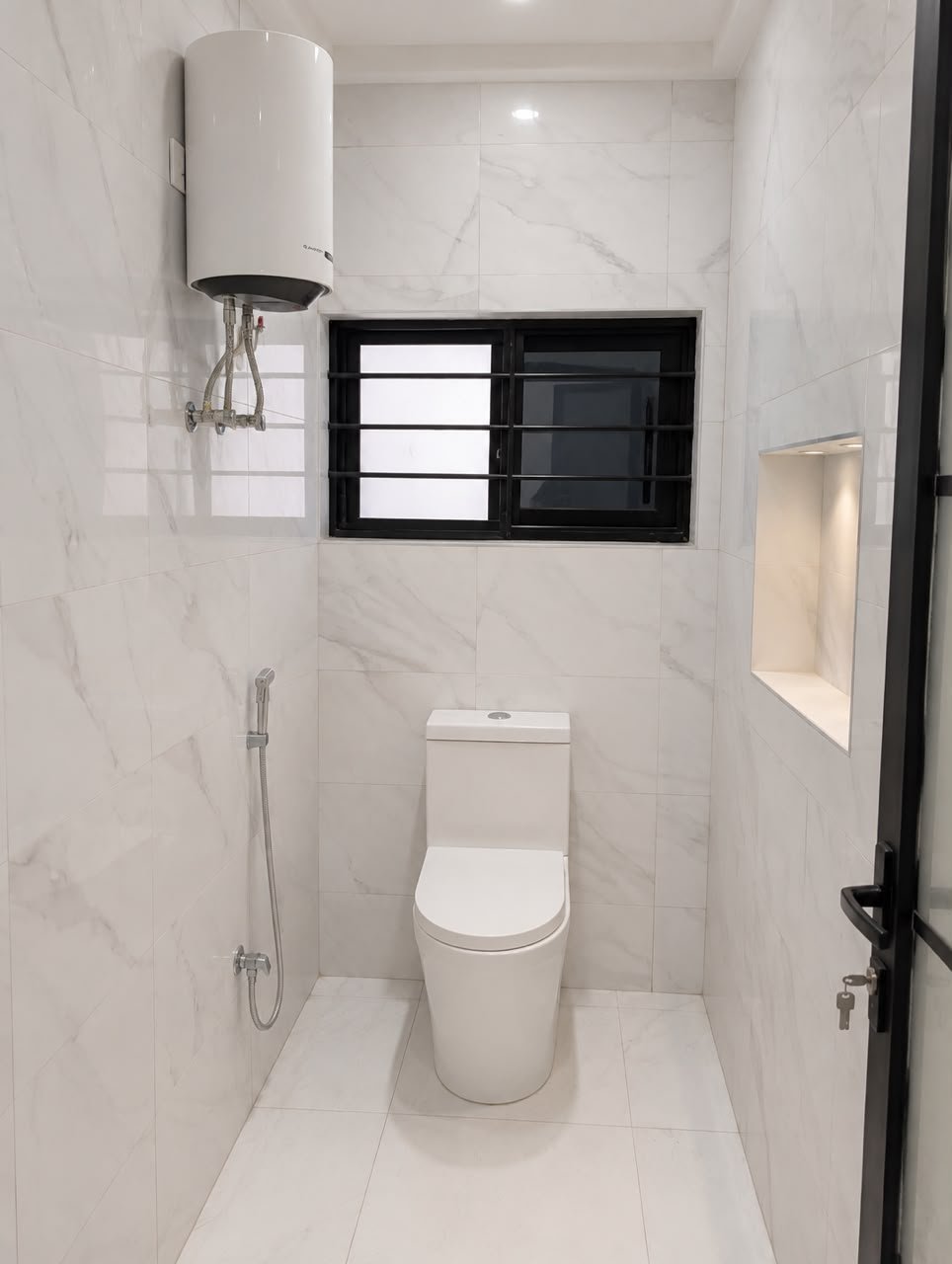 3-BEDROOM SEMI-DETACHED HOUSE FOR SALE IN LAKESIDE ESTATE.